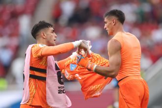 Rochet, goleiro do Inter, teria liderado rebelião contra Bielsa na seleção uruguaia