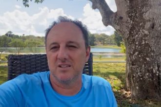 Rogério Ceni parabeniza goleiro Vozinha por estreia histórica na Copa do Mundo