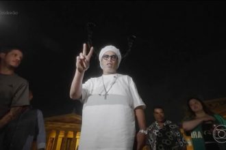 Ronaldinho visita exposição que une Bob Marley e futebol em NY