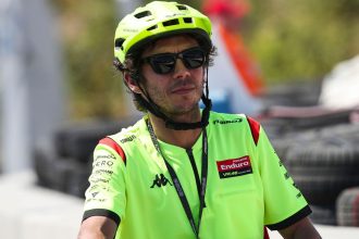 Rossi defende Bezzecchi e critica punição por agressão a fiscal na MotoGP
