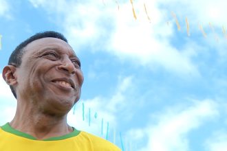 Sósia de Pelé transforma vida aos 64 anos após virar fenômeno em SP