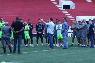 Santa Cruz quita parcela dos direitos de imagem do elenco antes de duelo contra o Brusque