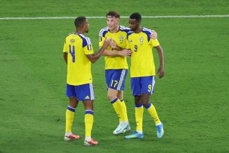 Suécia goleia Tunísia por 5 a 1 e Isak brilha com gol e duas assistências