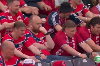 Torcedor norueguês se destaca por não participar da remada viking; veja imagens