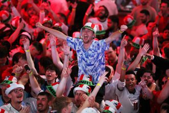 Torcida inglesa viraliza ao cantar Wonderwall na Copa do Mundo 2026