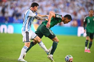 Treinador da Argélia apoia jogadores em polêmica sobre Messi na Copa