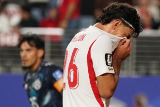 Turquia é eliminada da Copa mesmo com vantagem numérica