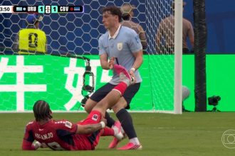 Uruguaio larga jogador lesionado para marcar gol e gera polêmica
