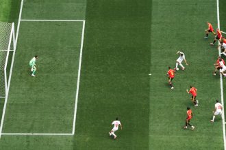 VAR anula gol do Irã em jogada ensaiada contra a Bélgica na Copa