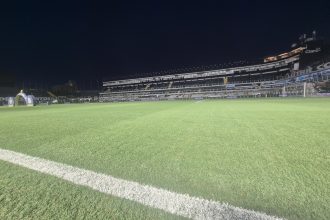 Vila Belmiro passa por reforma no gramado durante pausa da Copa