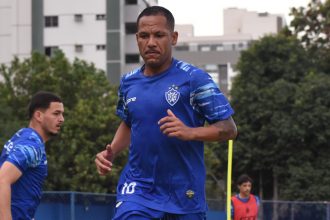 Vitória-ES enfrenta Betim por vaga inédita na Série C com Carlos Vitor na liderança