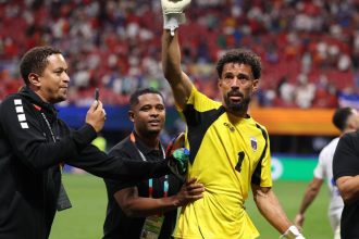 Vozinha, 40 anos, conquista o mundo e vira ídolo na Copa