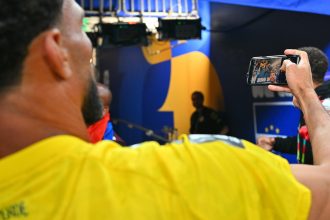 Vozinha sonha em enfrentar Messi e aguarda futuro indefinido após a Copa