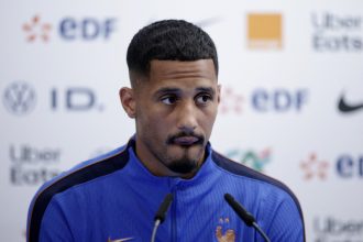 Zagueiro da França joga Copa com dores nas costas e admite limitação física