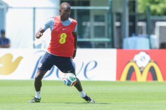 Zagueiro da Inglaterra ignorou técnico por 2h antes de ir à Copa