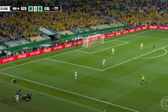 Zagueiro derruba câmera após falta dura em jogo entre Uzbequistão e Colômbia