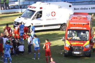 Zagueiro fratura perna, é expulso e sai de ambulância em jogo da Série D