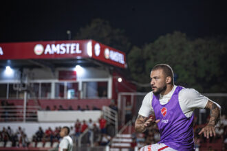 André Luís celebra vice-liderança do Vila Nova e se oferece para qualquer função
