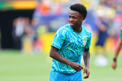 Arsenal prepara oferta recorde para tirar Vini Jr. do Real Madrid
