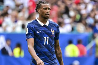 Atacante francês Michael Olise é acusado de não reconhecer filha