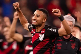 Athletico vira em cinco minutos e bate o São Paulo por 2 a 1