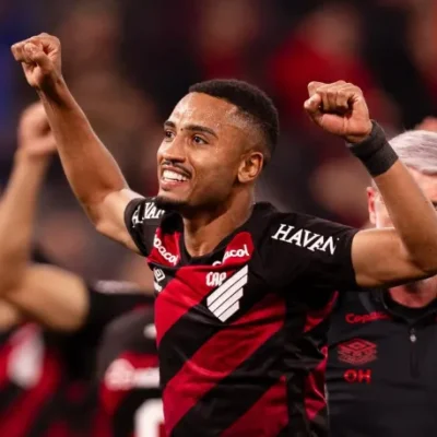 Athletico vira em cinco minutos e bate o São Paulo por 2 a 1
