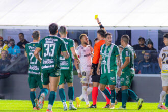 Chapecoense arranca empate com Santos em noite de virada