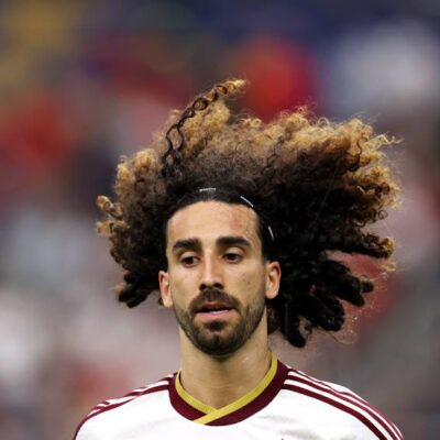 Cucurella homenageia filho autista com cabelo longo após brilhar na Copa