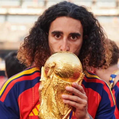 Cucurella lidera comemorações da Espanha após conquista do bicampeonato mundial