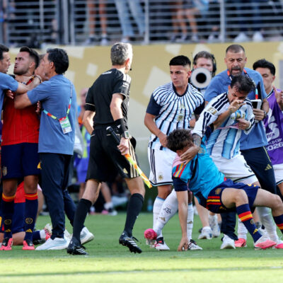 Dani Olmo rebate Ayala e nega versão de 'empurrão' na final