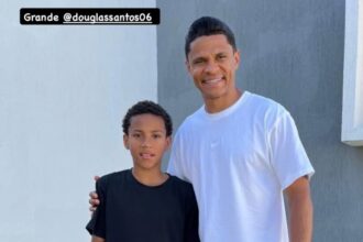 Douglas Santos recebe visita de jovem talento PH Neto após Copa do Mundo