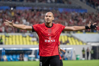 Felipe Silva faz cinco gols e empurra Chengdu rumo ao título