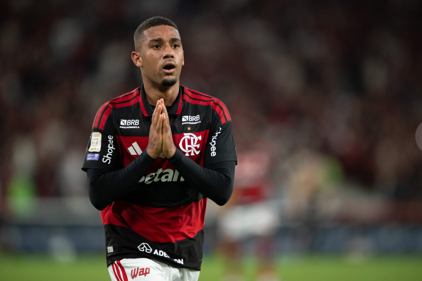 Flamengo tropeça no Maracanã, mas mantém viva luta pelo título