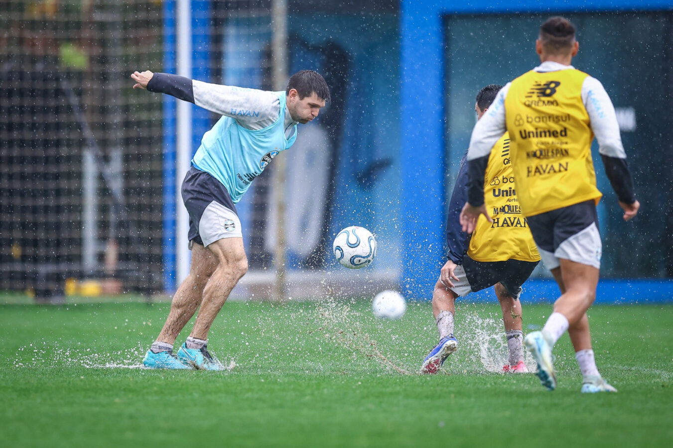 Grêmio busca zagueiro para substituir Viery e reforçar a defesa