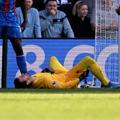 Inglaterra testa regra que retira jogador por minuto após lesão de goleiro