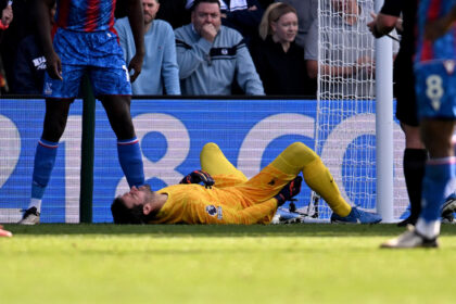 Inglaterra testa regra que retira jogador por minuto após lesão de goleiro
