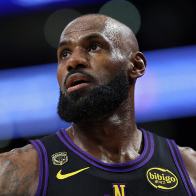 LeBron ultrapassa R$ 3 bilhões em salários se cumprir contrato com 76ers