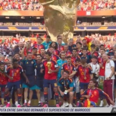 Luis de la Fuente se diverte com presente inusitado durante festa da Espanha