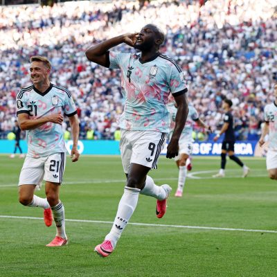 lukaku brilha com gol e dan a em vit ria da b lgica sobre os 20260706