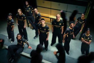 Manchester City lança camisa preta com tributo à abelha operária