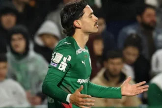 Maurício brilha, marca duas vezes e garante liderança do Palmeiras