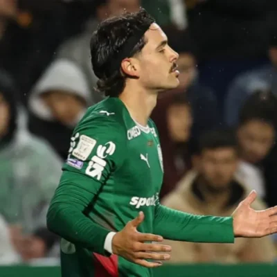 Maurício brilha, marca duas vezes e garante liderança do Palmeiras