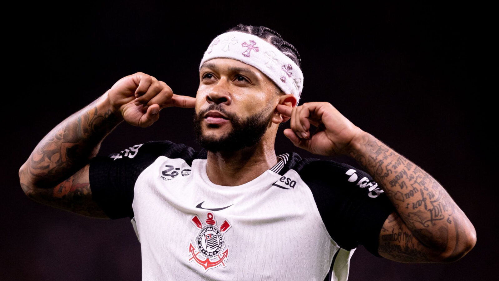 Memphis Depay retoma treinos e avança na renovação com o Corinthians
