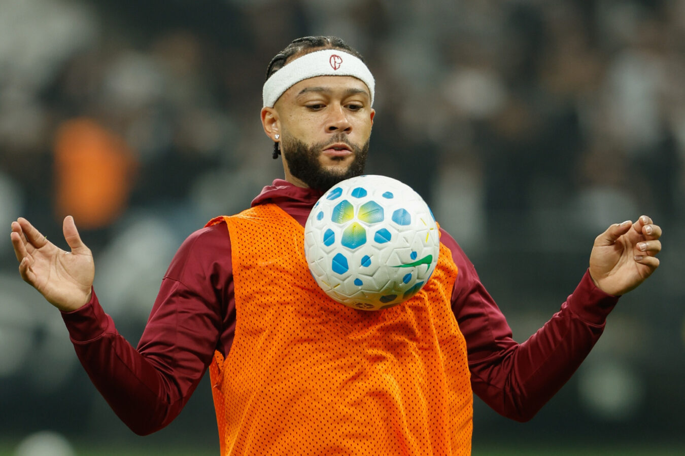 Memphis pressiona Corinthians por contrato de três anos