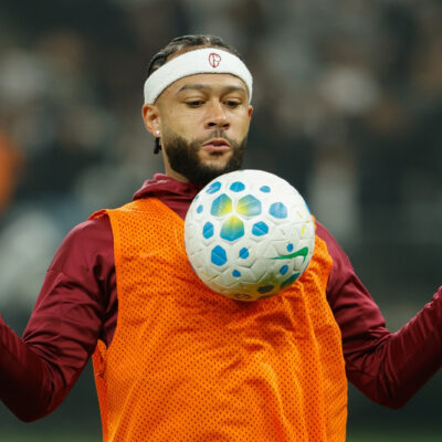 Memphis pressiona Corinthians por contrato de três anos
