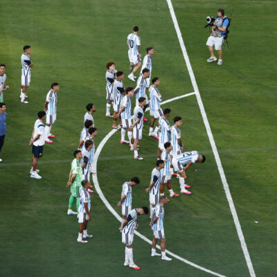Messi volta a público e assiste jogo da 4ª divisão em Rosario