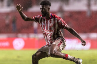 Náutico perde Igor Fernandes por suspensão; Hélio testa alternativas