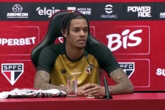 Newton assina com o São Paulo e realiza sonho da tia