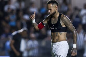 Neymar gera polêmica ao participar de campeonato de pôquer no dia do Santos