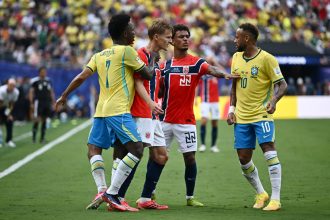 Neymar provoca goleiro e tromba com Odegaard em partida contra a Noruega